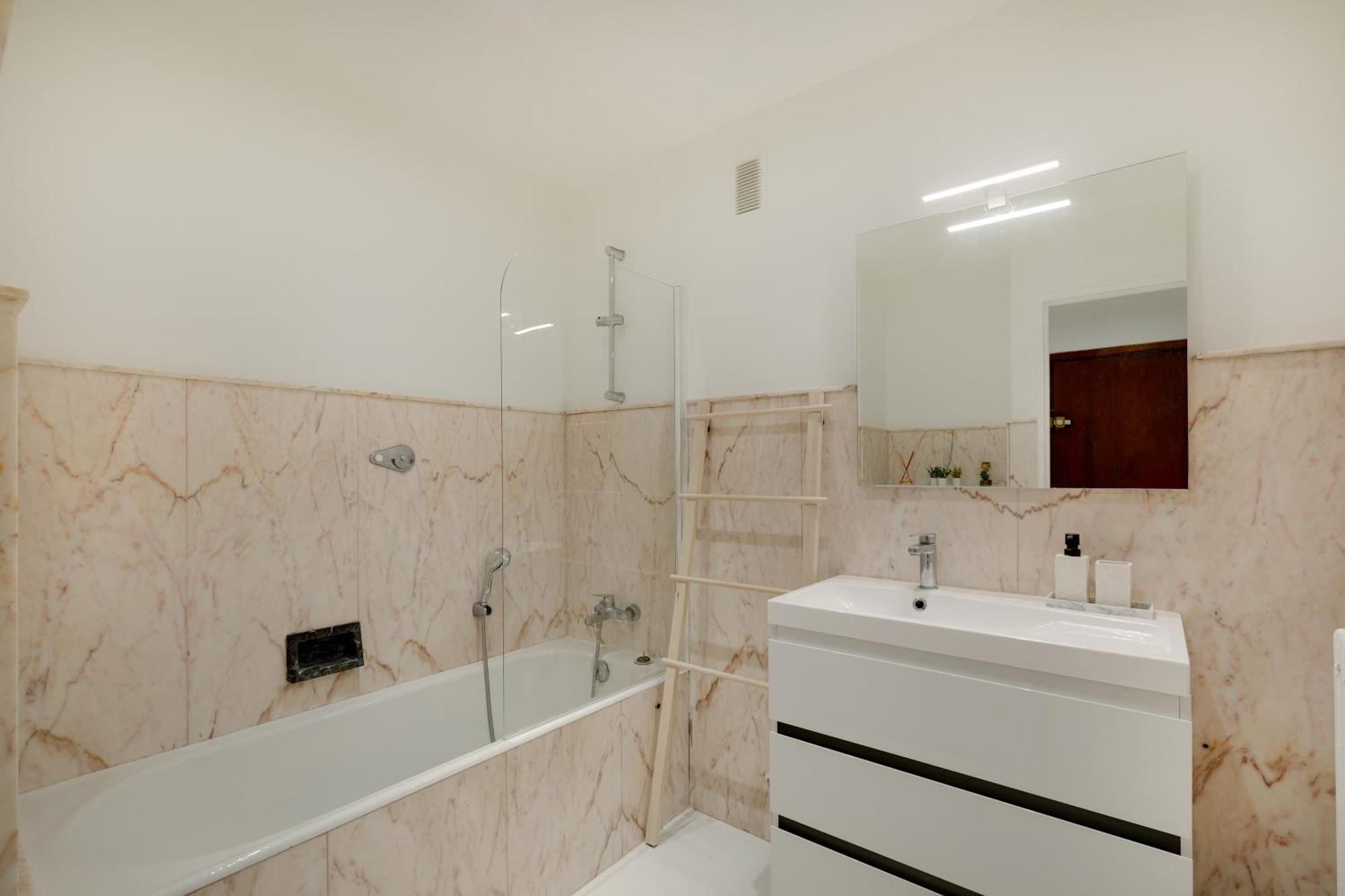 Newly Renovated Charming Downtown Apartment Antibes Exterior photo